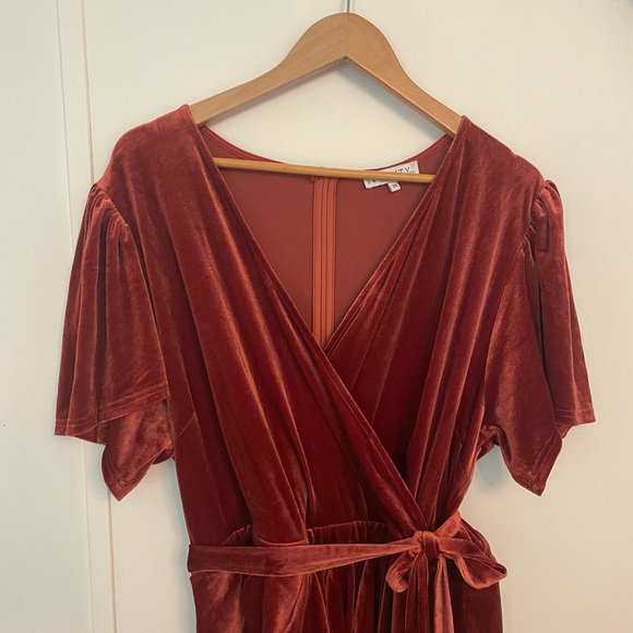 Ivy City Co Orange Velvet Midi Wrap Dress with Flutter Sleeves Size 2x - Picture 3 of 6